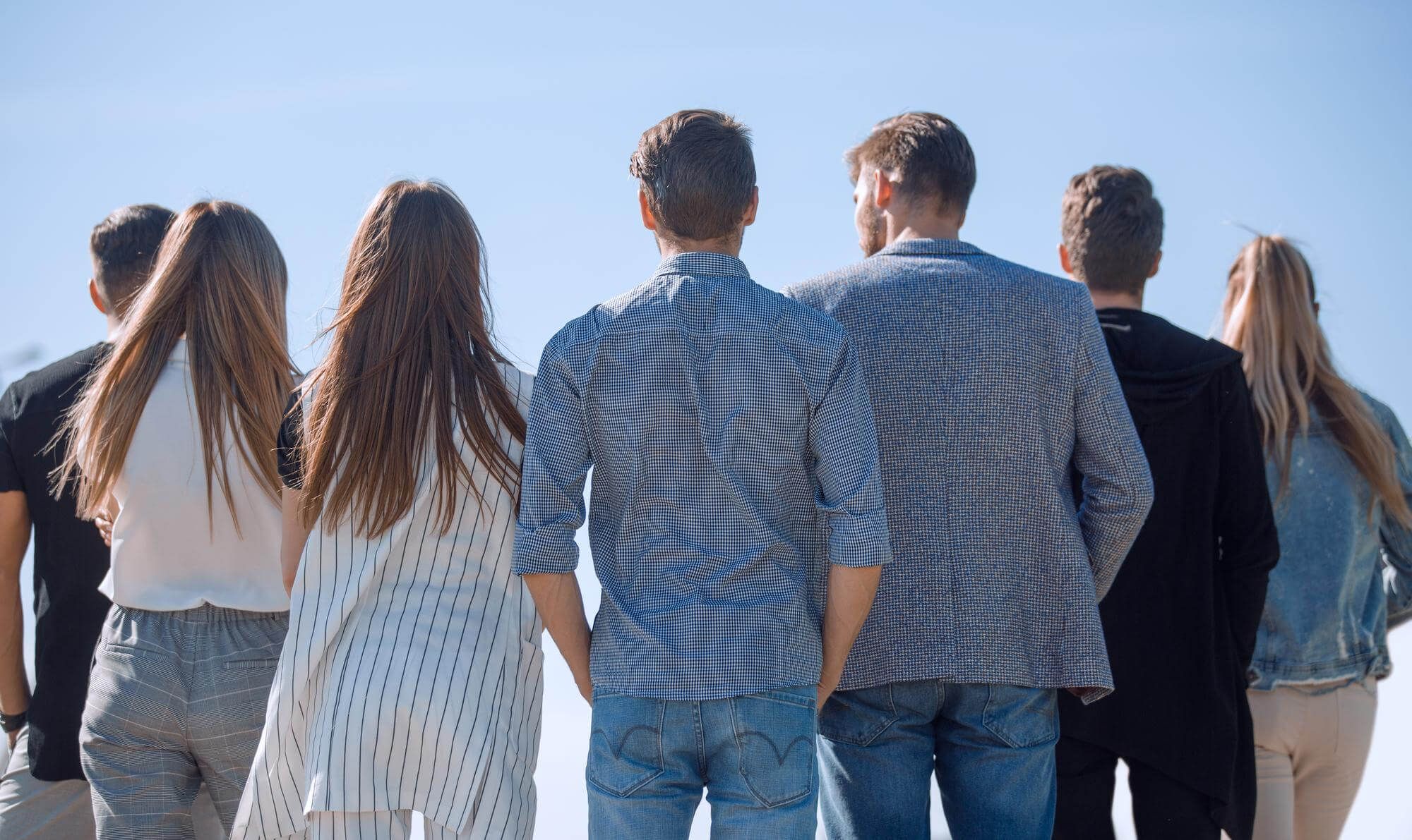 Group of people with their backs against the camera